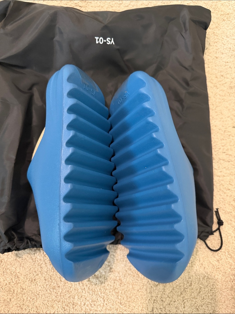 Yeezy slides - Picture 3 of 3